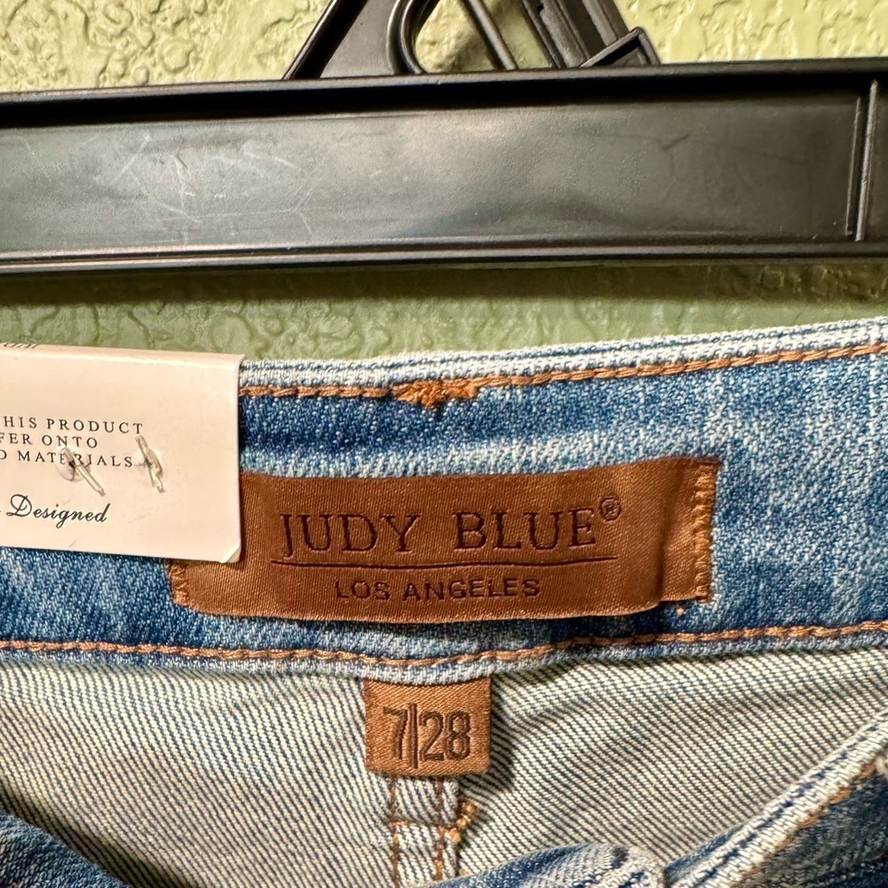 Judy Blue Distressed Straight Fit Jeans Size 28 NWT - Picture 2 of 5